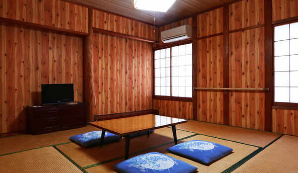 【和室】バリアフリー対応可能な木のぬくもり溢れる和室。お部屋のすぐ横に車いす対応トイレがあります。
