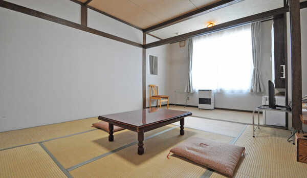 【和室2〜3名様(一例)】全室の窓からは四季折々の景色が望めます。