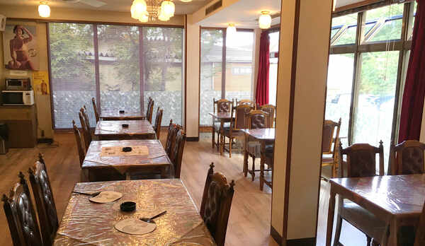 ・＜ダイニング＞電子レンジ設置。食事のご用意がないため持ち込み食材を温めるのにご利用いただけます