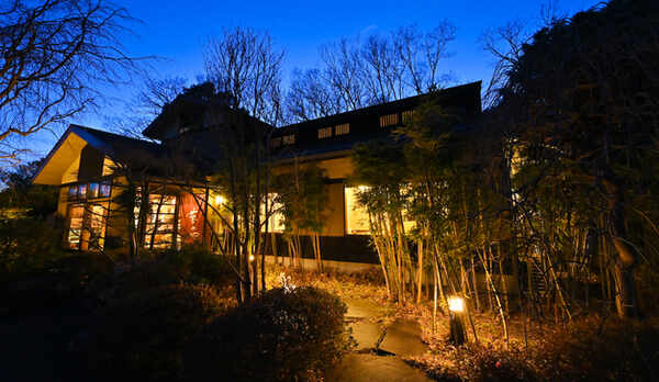 【夜の外観】大人の隠れ家で特別な時間を