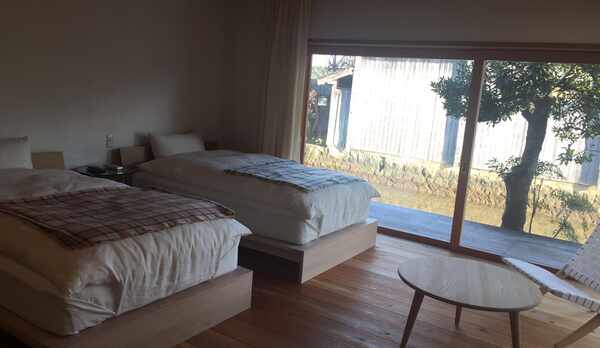 ツインルームの内観。