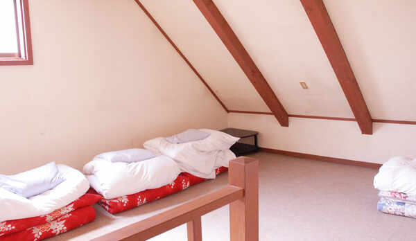 *［洋室メゾネット一例］お部屋が上下二層に分かれており1階はシングルベッド&times;2・2階はお布団&times;4組