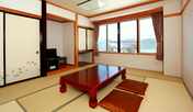 【客室】和室。どのお部屋も10畳＋トイレつきです。