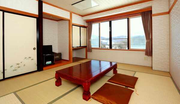 【客室】和室。どのお部屋も10畳＋トイレつきです。