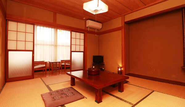 【8畳】共用の冷蔵庫が館内にありますので、ご利用ください