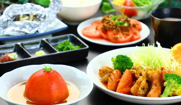 当館自慢のトマトをふんだんに使った夕食をお楽しみ下さい。　　　　