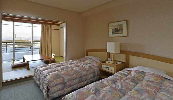 【和洋室】　和室6畳+ベッド2台