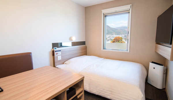 【エクストラルーム】１５０ｃｍダブルベッドに広々デスクとベンチシート完備でゆっくり寛げます♪　