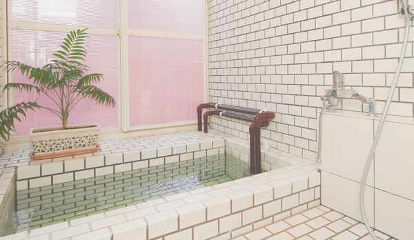 【客室】ベゴニア。当館で一番大きな人工温泉をお楽しみ下さい