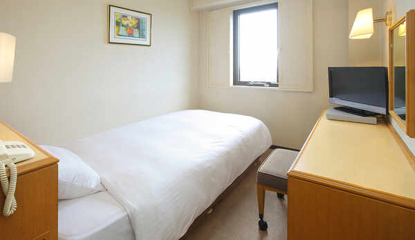 シングルルーム◇広さ12㎡◇120ｃｍ幅のセミダブルベッド◇