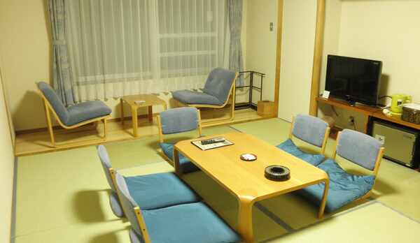 *【客室一例】畳のお部屋でのんびりお寛ぎ下さい。