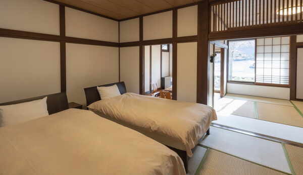 【和洋室22畳三間続き】広さ43平方メートル・寝室10畳にセミダブルベッドを2台備え付けた広々とした