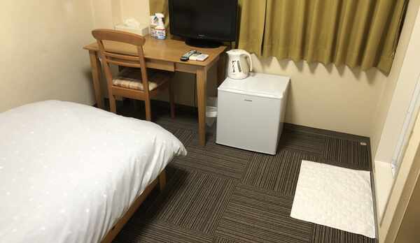 2階洋室、全部屋に冷蔵庫、湯沸かしケトルを完備してます。