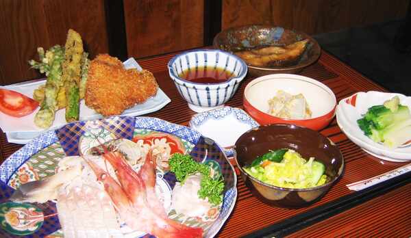 *【夕食例】彩りよく盛られたお食事に舌鼓。