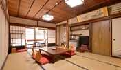 *和室12畳（客室一例）/各客室ごとに異なる梁や欄間も見どころ。純和風の設えに心安らぐひと時。
