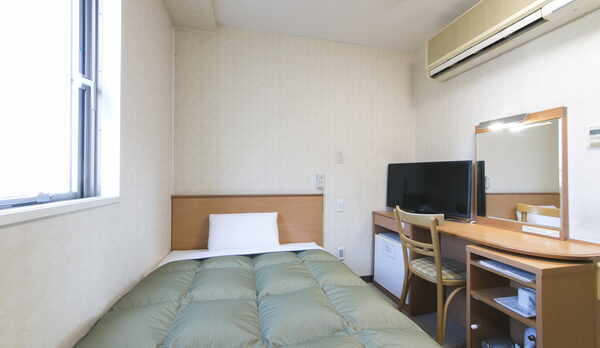 全客室に32型液晶TV、多機能シャワー、可動式テーブル、消臭スプレーなどをご用意しております♪