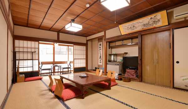 *和室12畳（客室一例）/各客室ごとに異なる梁や欄間も見どころ。純和風の設えに心安らぐひと時。