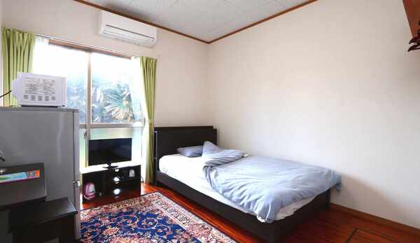 シングルタイプの客室です。セミダブルのベッドがありゆったりとした空間でおくつろぎいただけます☆