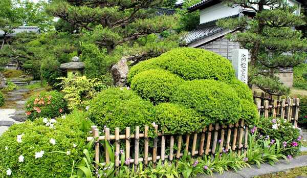 ・＜日本庭園＞日本らしい四季の移り変わりを感じられる趣ある庭園