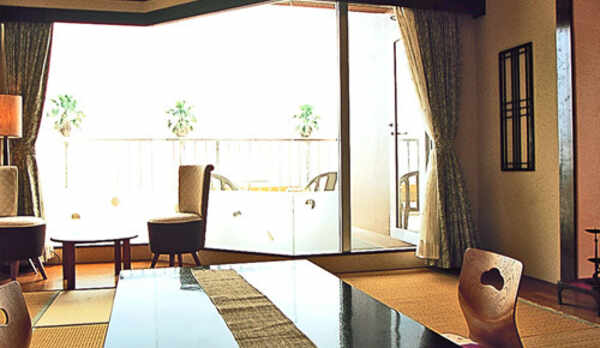 海一望のテラス付レトロモダンな和洋室