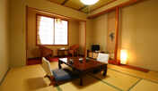【客室一例◆和室８畳】お部屋にはテレビ、お茶セットなどご用意がございます