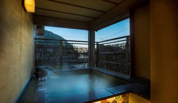 【貸切風呂】潮風を感じながら寛げる人気の貸切風呂。