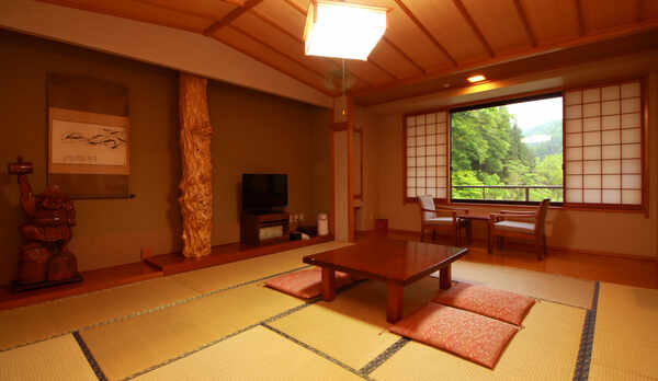 広めのお部屋でゆっくりとお寛ぎいただけます