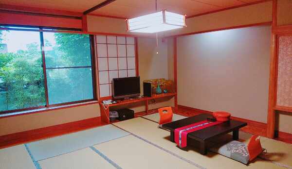 （Ａ）西館和室12畳　1階（バストイレ付き）