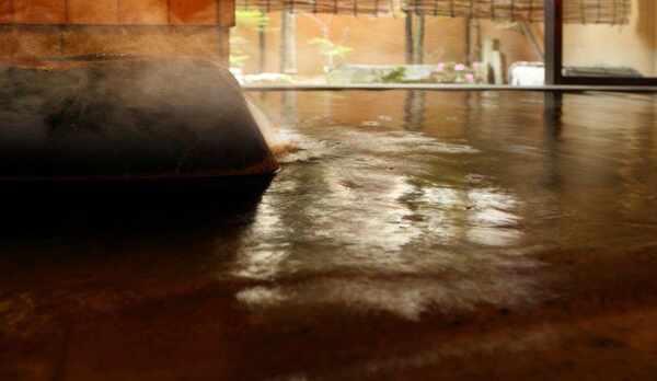 貸切風呂こんこんと湧く温泉