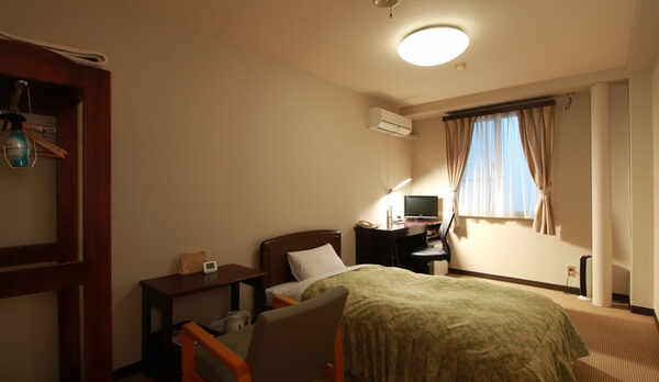#【客室一例・シングル】ビジネスや一人旅でご利用のお客様に人気のお部屋です。全室無線LAN完備