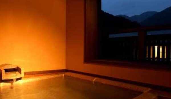 夕景より見る新客室「雲雀」客室露天風呂