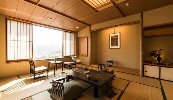 蔵王連峰のパノラマが広がる眺望自慢の和風客室【東館】