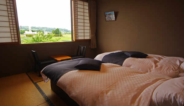 #客室_鉄ちゃん注目◎お部屋の窓から国内最古の鉄道橋JR左沢線最上川橋梁を望むことができます。