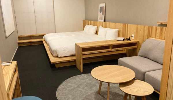 ・【デラックスツイン離れ】ダブルベッド2台、ソファ付のお部屋