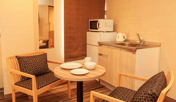 ・【プレミアDXセミダブルツイン】キッチン付きで安心。ダイニングでお食事も可能です