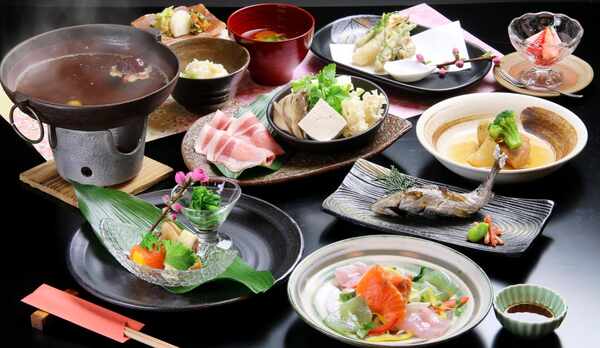 薬膳鍋会席　上州もち豚の薬膳鍋と旬の食材たっぷりのお料理です