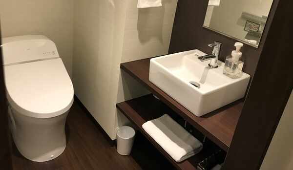 【洗面所】スキンケアアイテムなどをたくさん置けるスペースがあります♪