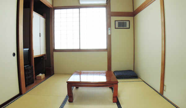 *客室一例／お部屋にはテレビ、冷暖房完備。