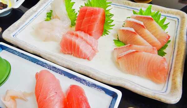 *【夕食一例】お造り3種盛り。必ず1種はまぐろをご用意しております。