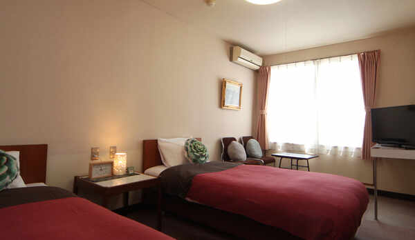 #お部屋　ワインレッドの落ち着いたツイン※お部屋は和室か洋室になります