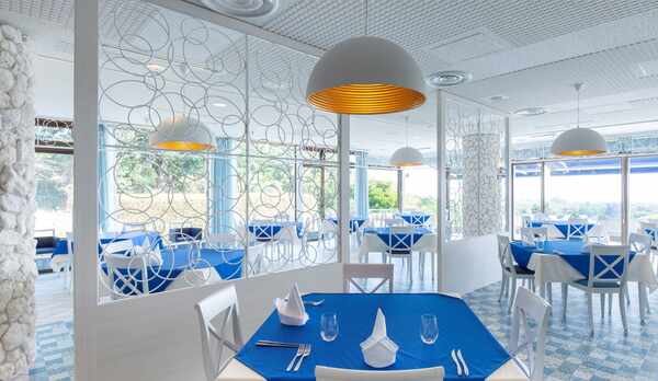 上質で優雅なレストラン「ラヴィアンローズ」