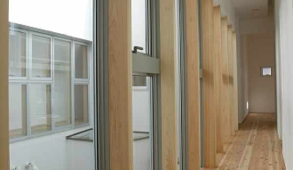 空の見える廊下