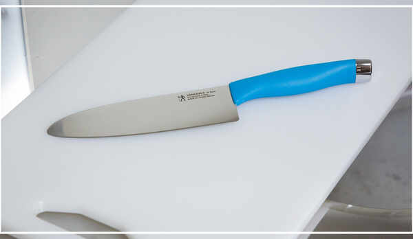 【客室備品】ヘンケルスの先まる包丁とまな板