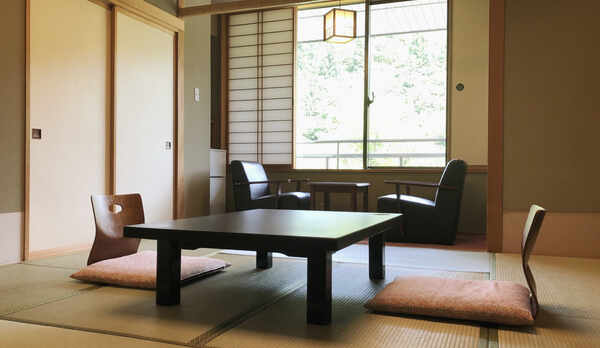 【和室Ｂ】お部屋の一例です。シャワートイレ付き。大浴場とユニットバスをご利用いただけます。