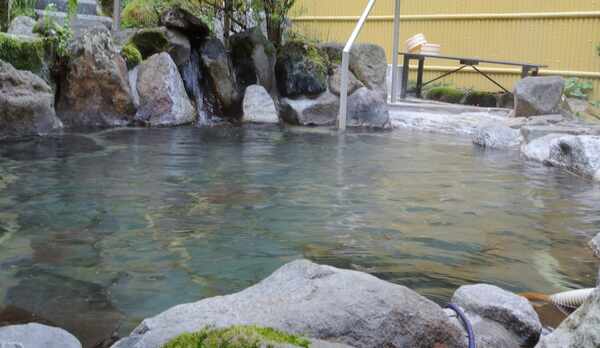 源泉かけ流しの露天風呂