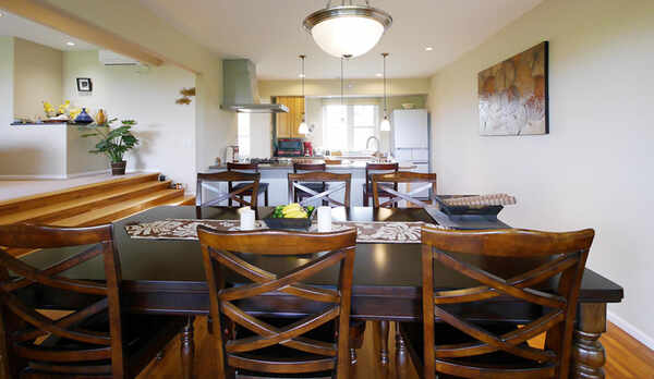 ・ダイニングエリア：6名掛けのダイニングテーブルを設置