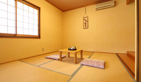 和洋室のお部屋。冬にはコタツをご用意致します