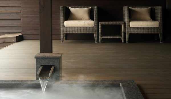 【露天風呂付き客室 -絹の湯-】超微細な気泡を発生することで、大量のマイナスイオンでお風呂が真っ白に