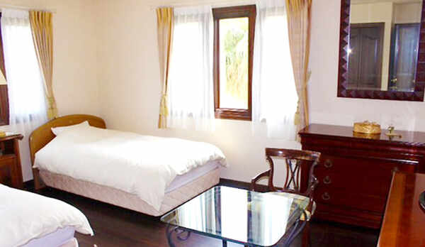 ・201　ツインルーム　ローラアシュレイのベッドが女性に人気のお部屋です