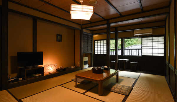 *【新館和室10畳】黒を基調とした民芸調の畳のお部屋。
